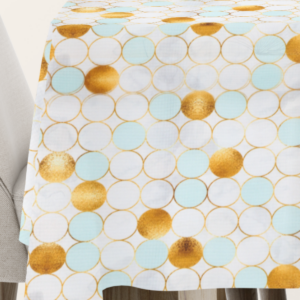 Tischdecke mit geometrischem Kreismuster in Gold und Pastellblau auf hellem Hintergrund, ideal für eine luxuriöse und moderne Tischdekoration.