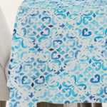 Tischdecke mit orientalischem Fliesenmuster in leuchtenden Blau- und Weißtönen, ideal für eine elegante und exotische Tischdekoration.